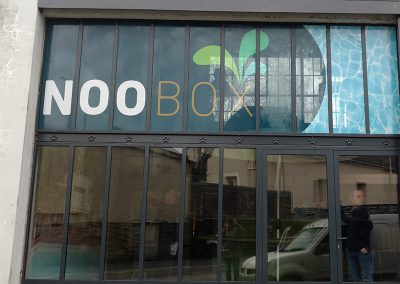 Noobox – Adhesif vitrine